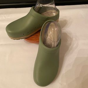 Like New Dansko Kane Mule Clog